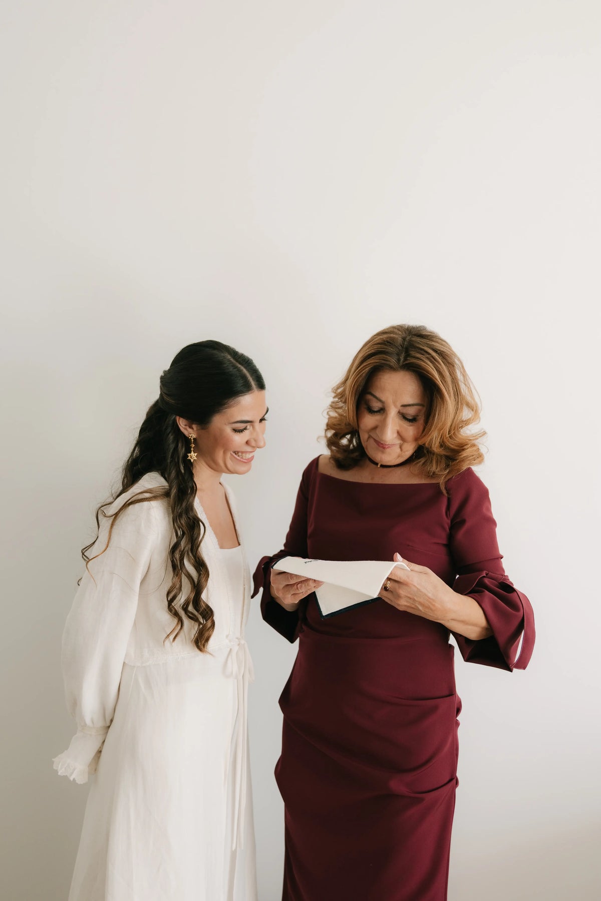 Madre leyendo regalo bordado en el día de la boda de su hija