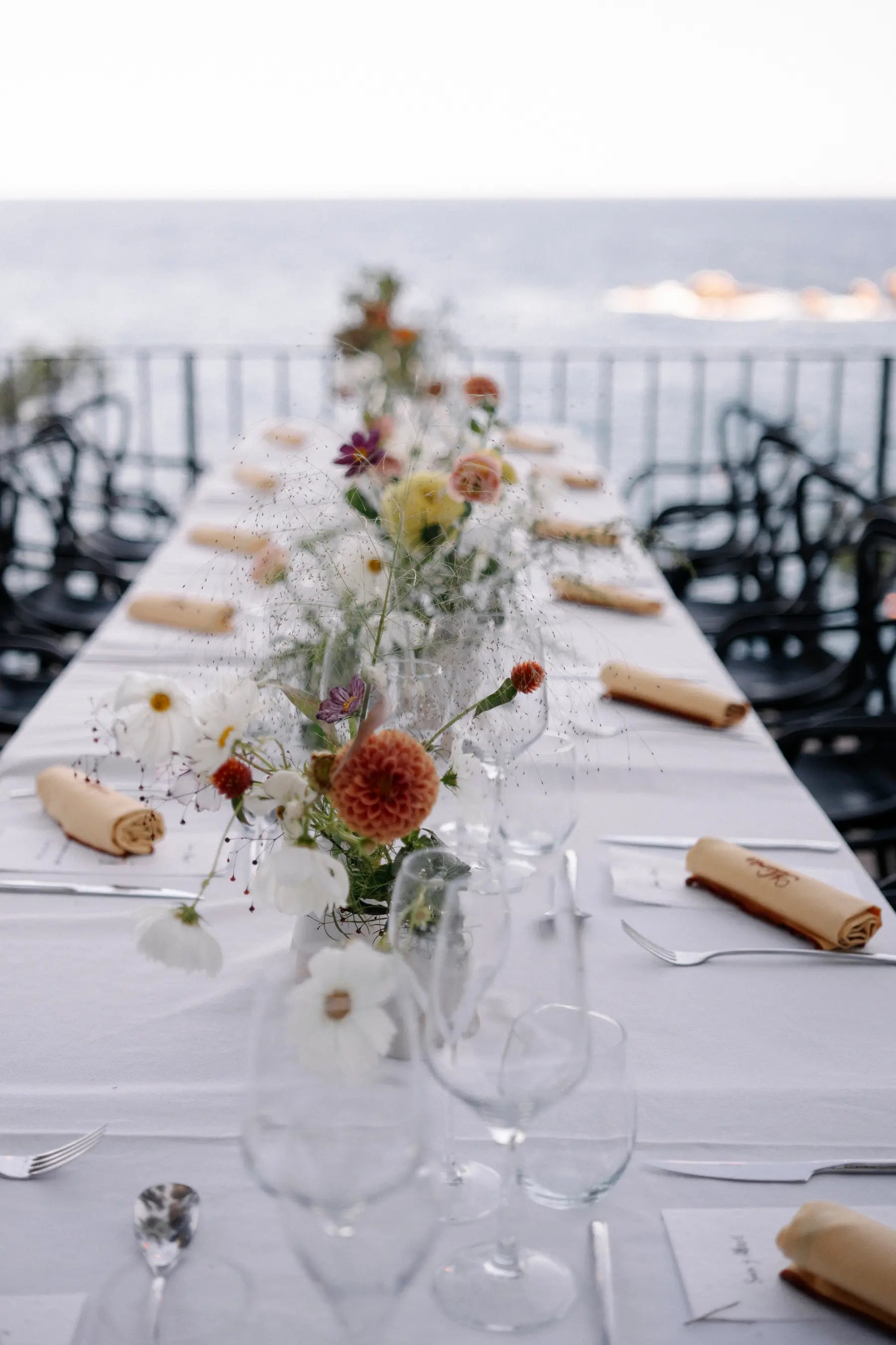 Mesa de boda con servilletas bordadas personalizadas para eventos importantes