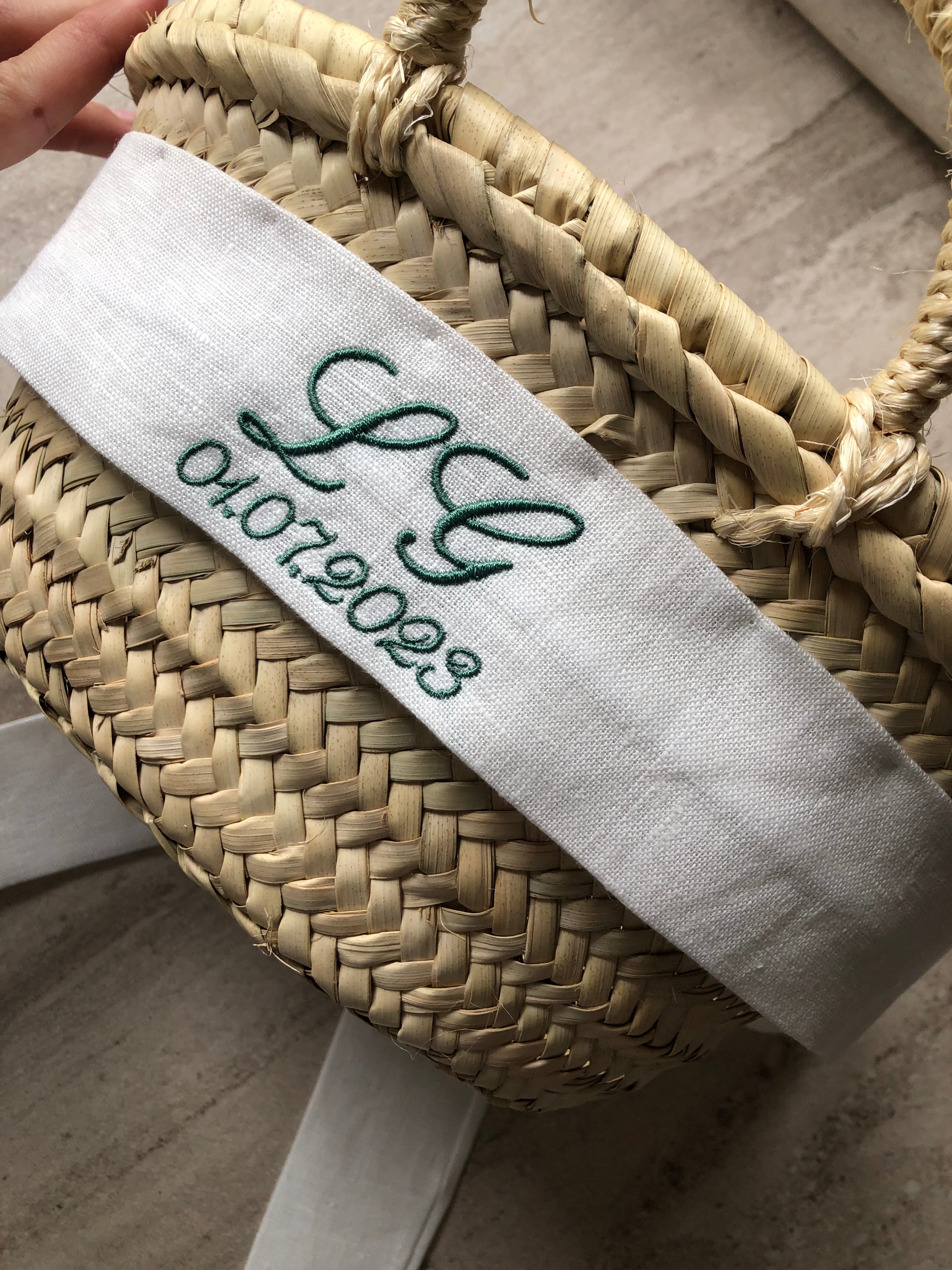 cesta de mimbre con flores personalizada y bordada con iniciales cucadeco