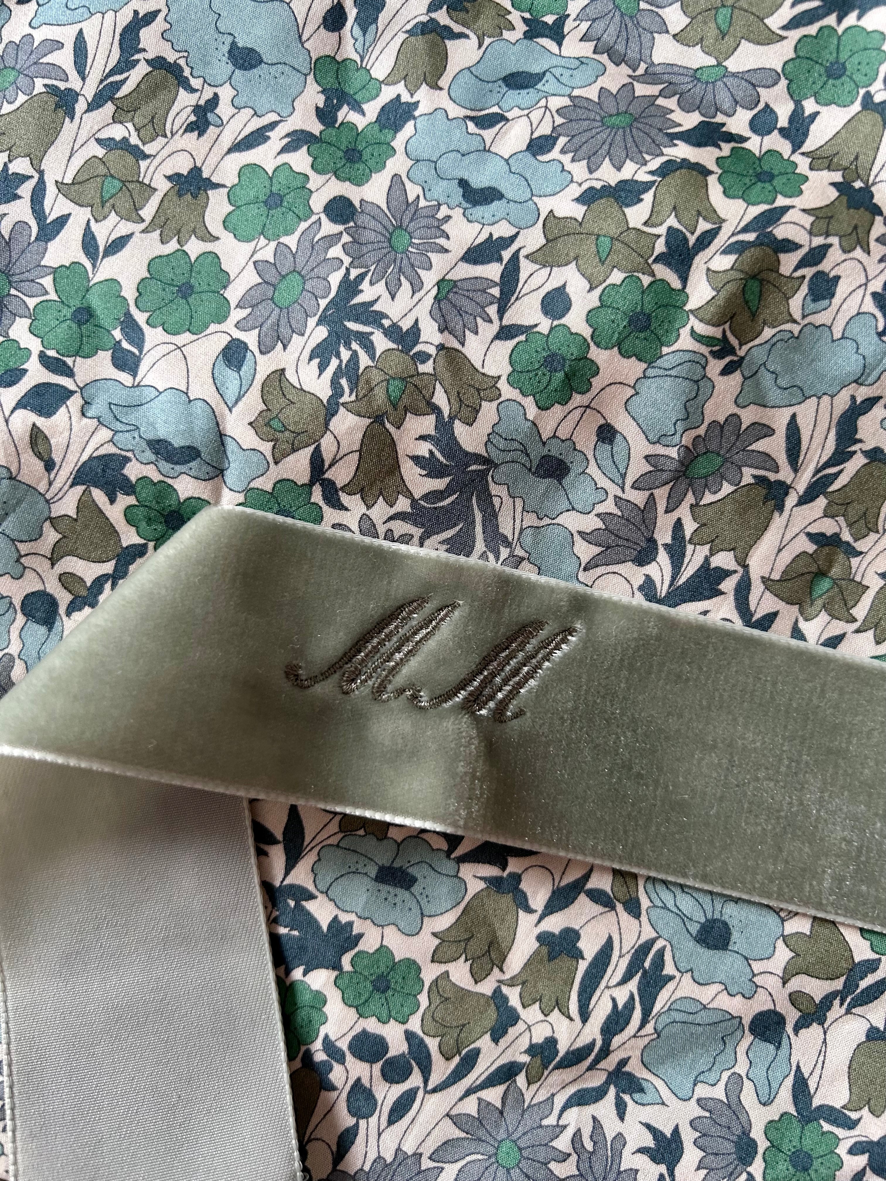 Cinta bordada personalizada con iniciales de boda en verde sobre verde