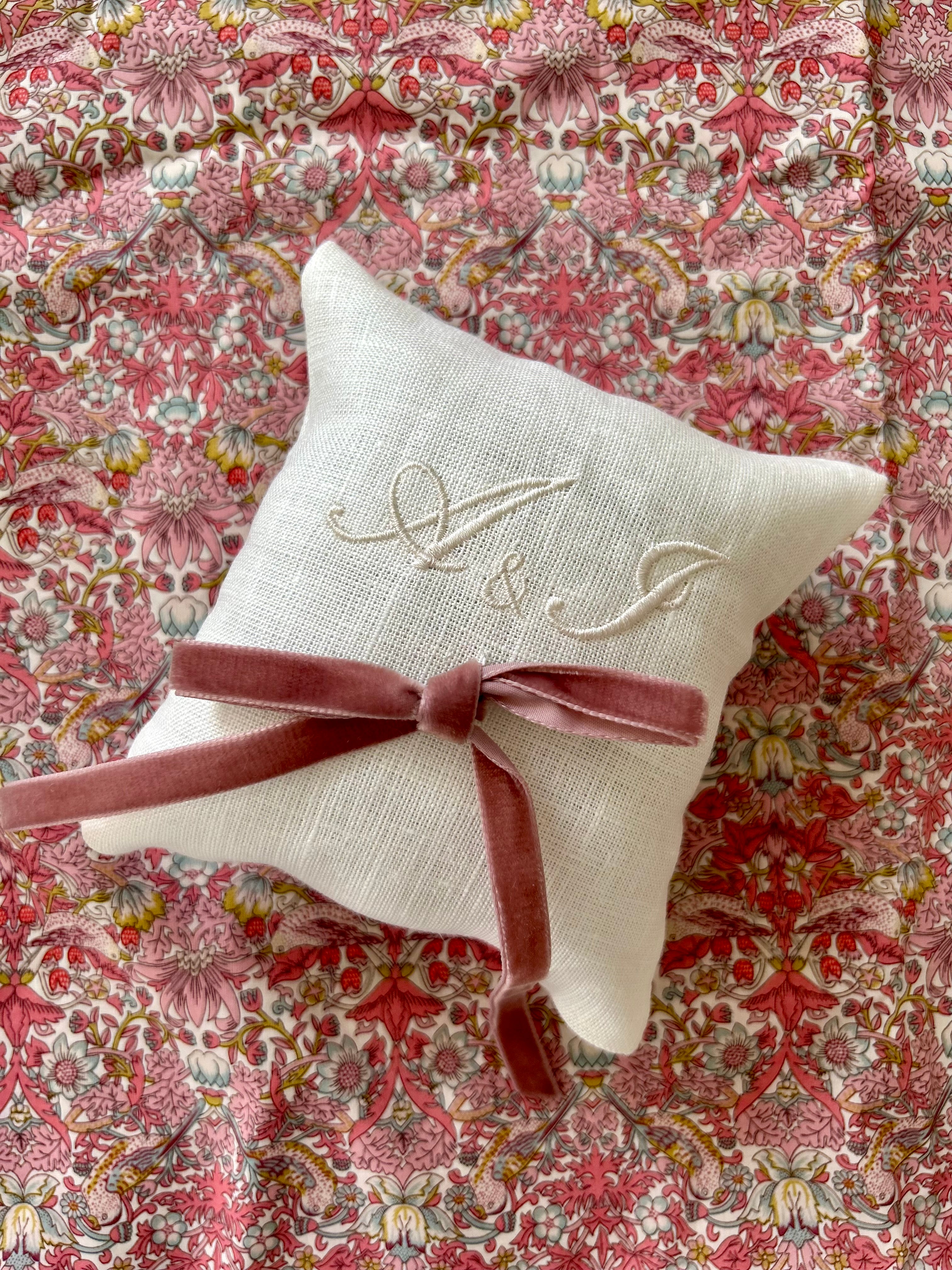 Cojín Alianzas Lino Letra Inglesa