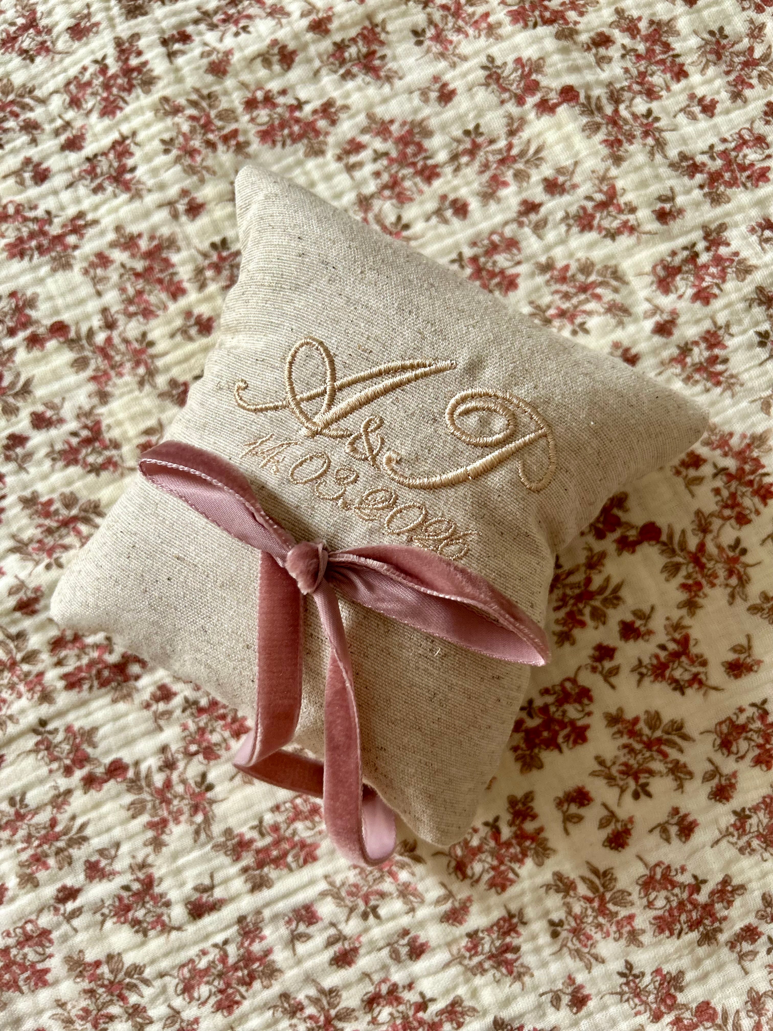 Cojín Alianzas Piedra Letra Inglesa