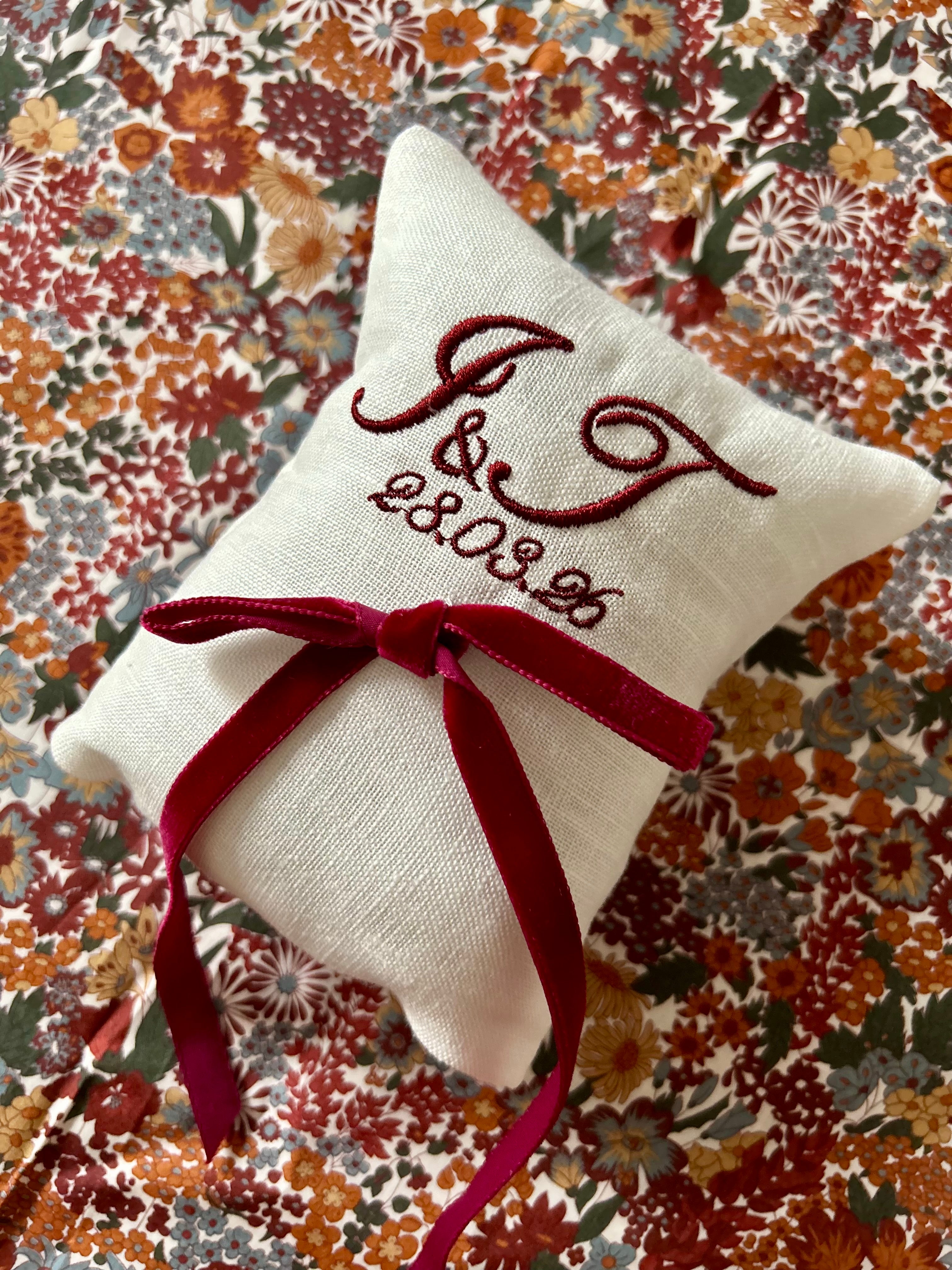 Cojín Alianzas Lino Letra Inglesa